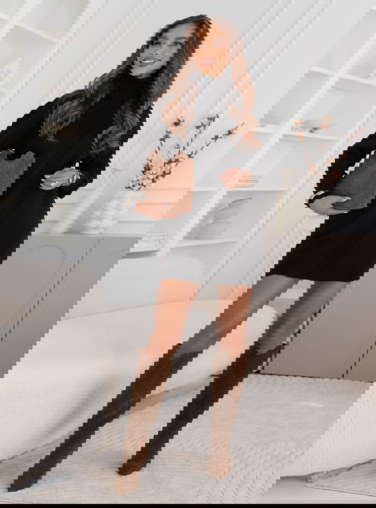 Czarna sweterkowa sukienka z golfem...