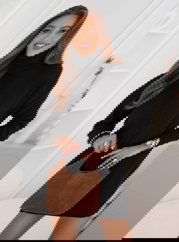 Czarna sweterkowa sukienka z golfem...