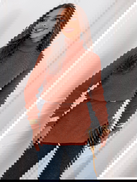 Ceglasty sweter z golfem...