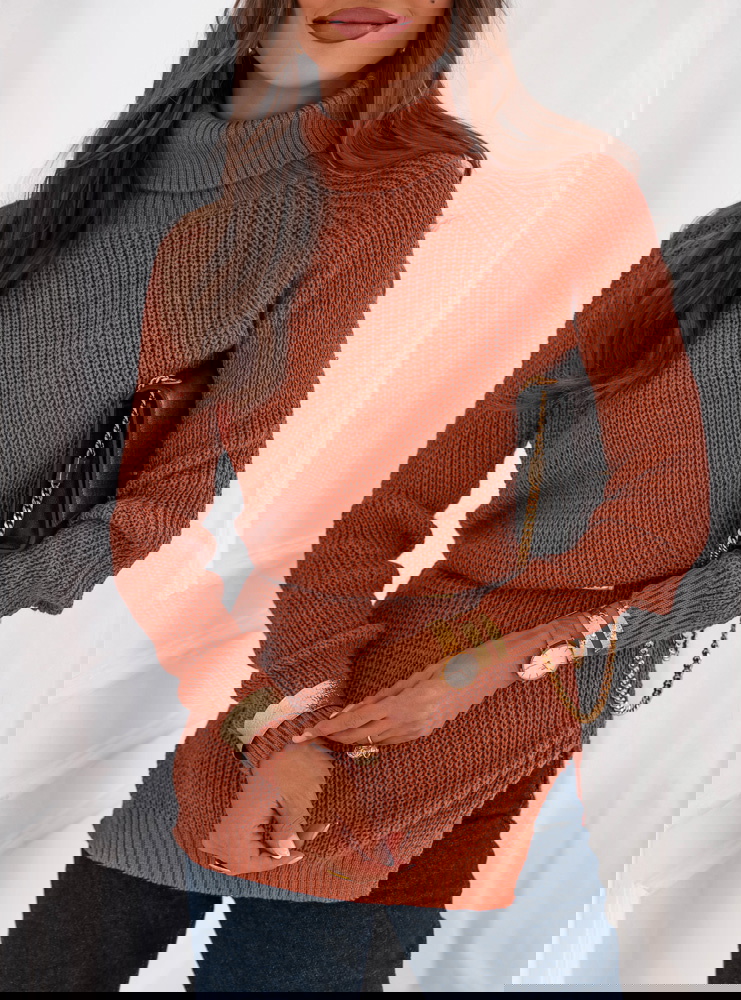 Ceglasty sweter z golfem Ethylinna