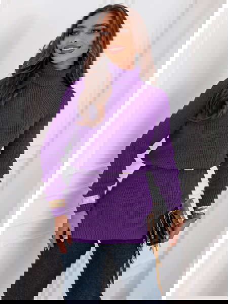 Śliwkowy sweter z golfem...