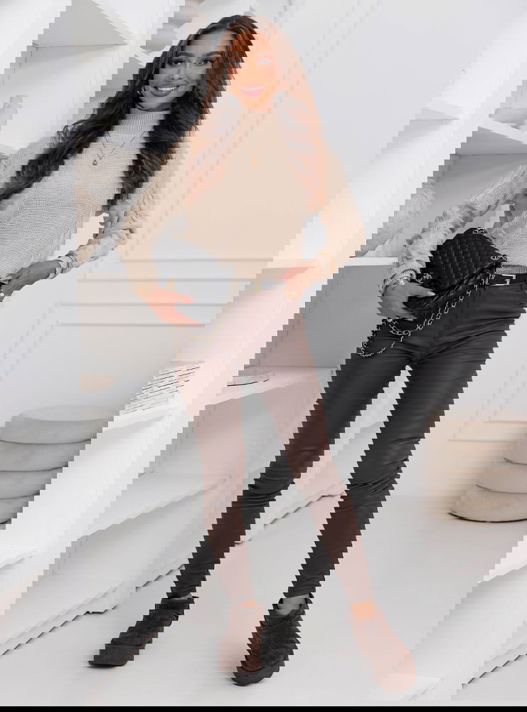 Beżowy sweter z półgolfem Chirine