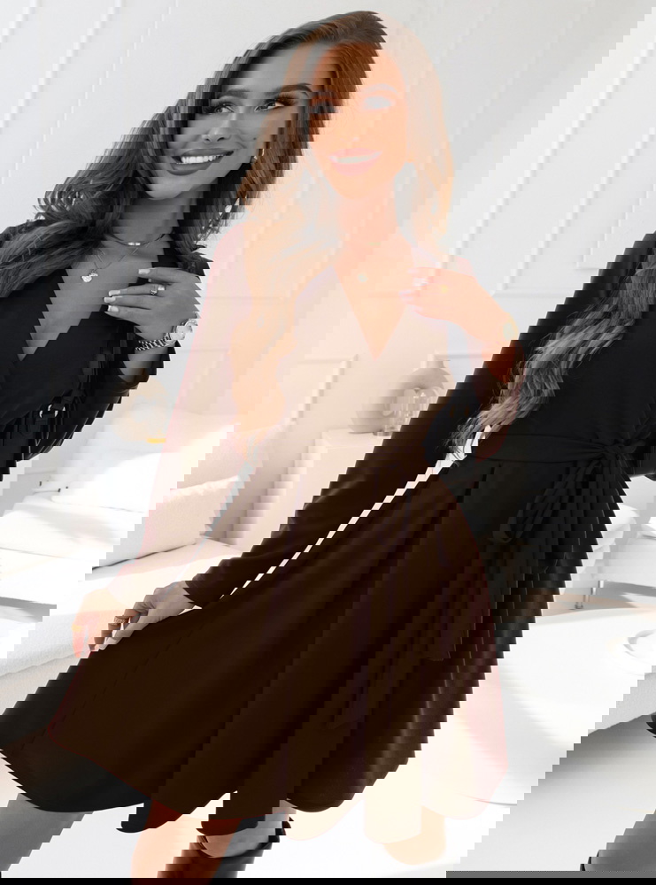 Czekoladowa sukienka z przekładanym...