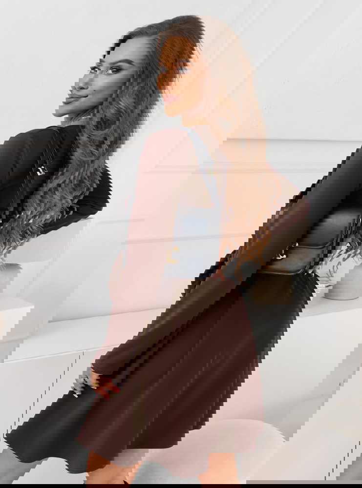 Czekoladowa sukienka z przekładanym...