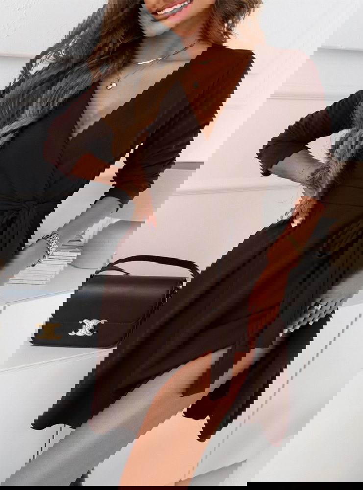 Czekoladowa sukienka z przekładanym...