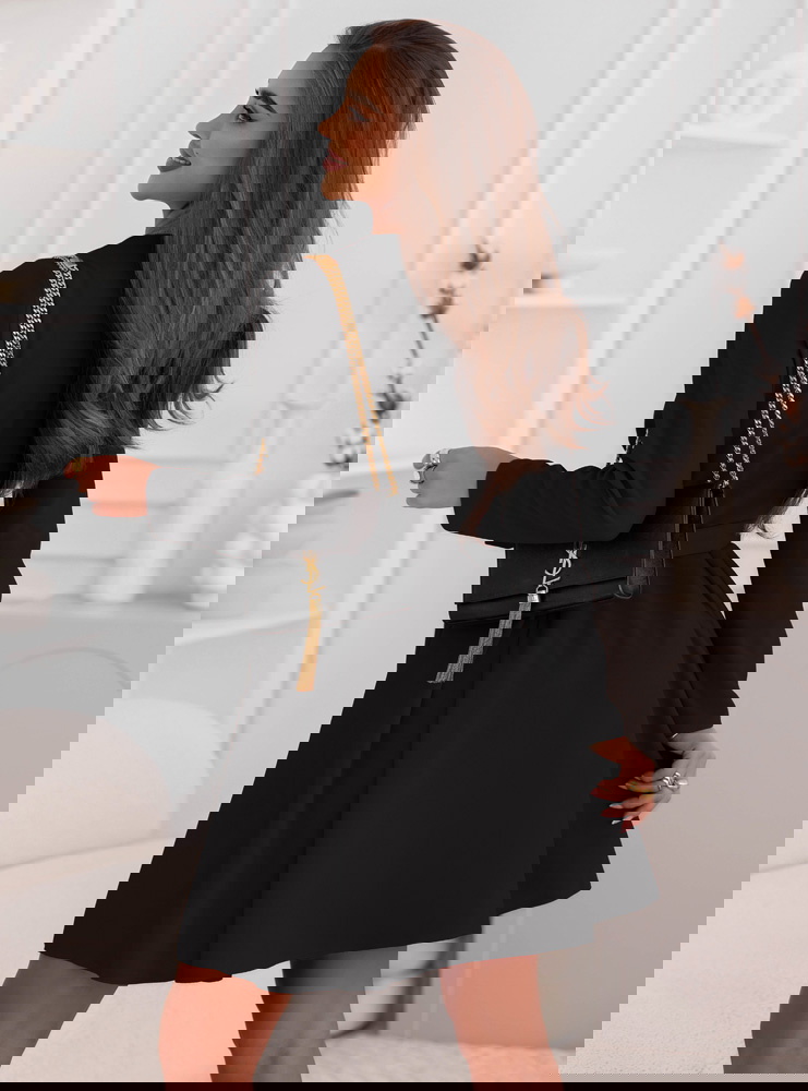 Czarna sukienka z przekładanym...