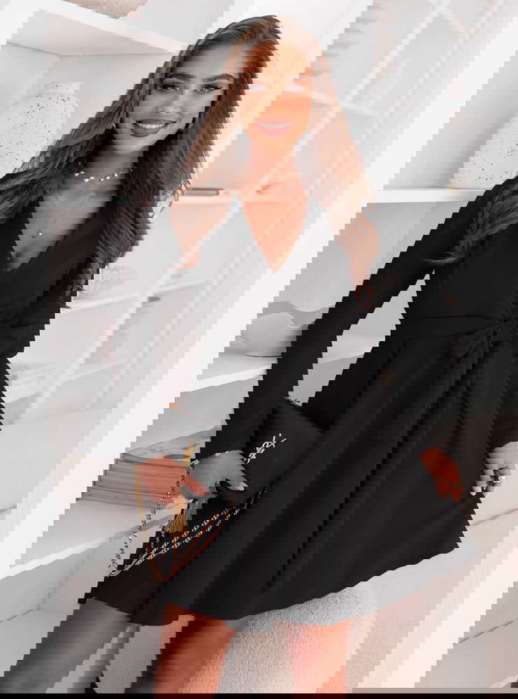 Czarna sukienka z przekładanym...