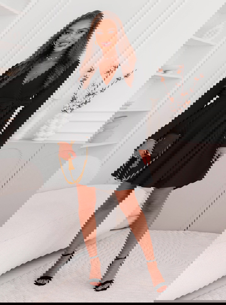 Czarna sukienka z przekładanym...