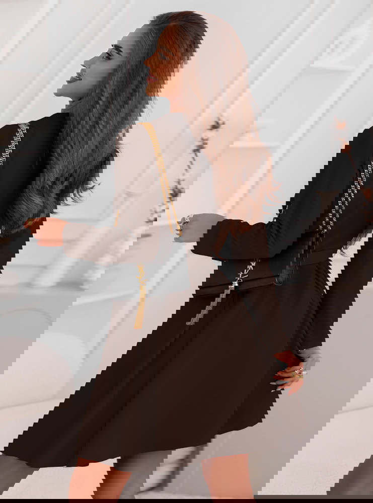 Czekoladowa sukienka z przekładanym...