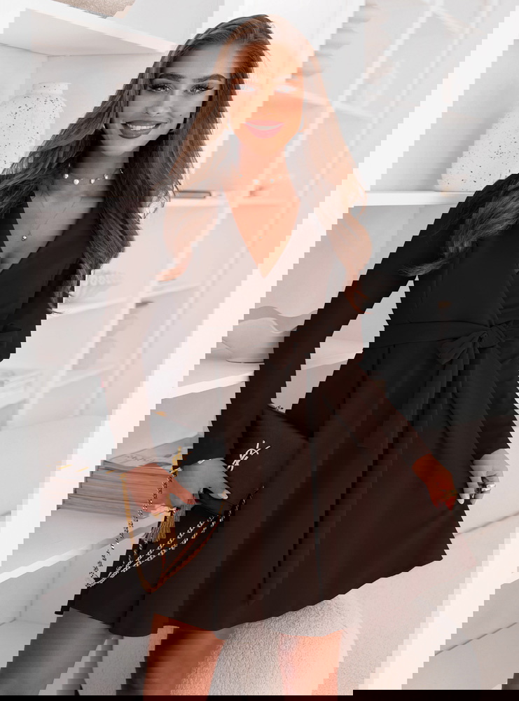 Czekoladowa sukienka z przekładanym...