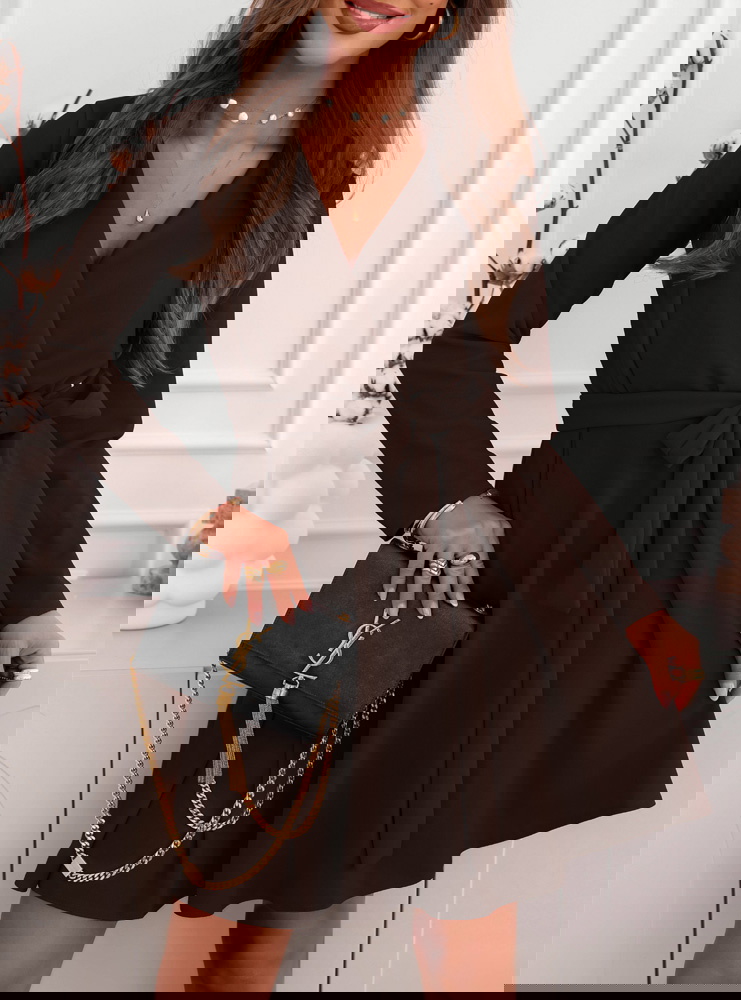 Czekoladowa sukienka z przekładanym...