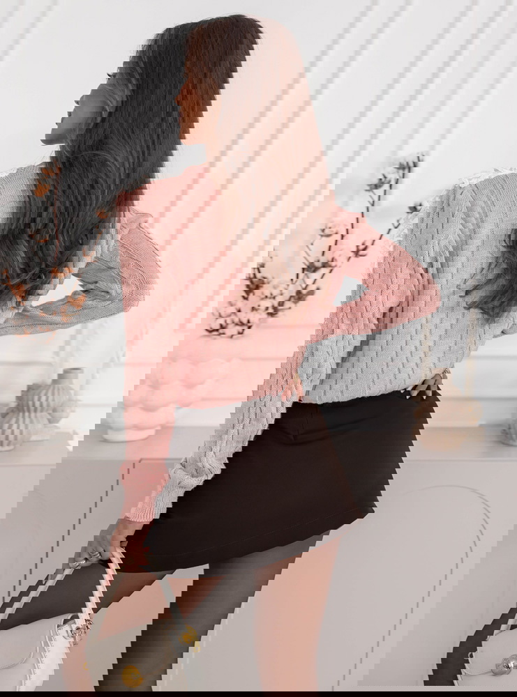 Pudrowy sweter z ozdobną koronką...