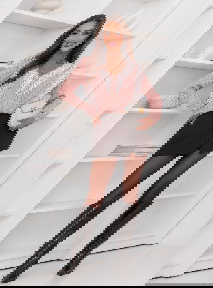 Pudrowy sweter z ozdobną koronką...