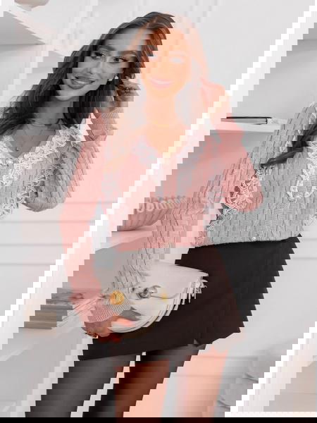 Pudrowy sweter z ozdobną... 2