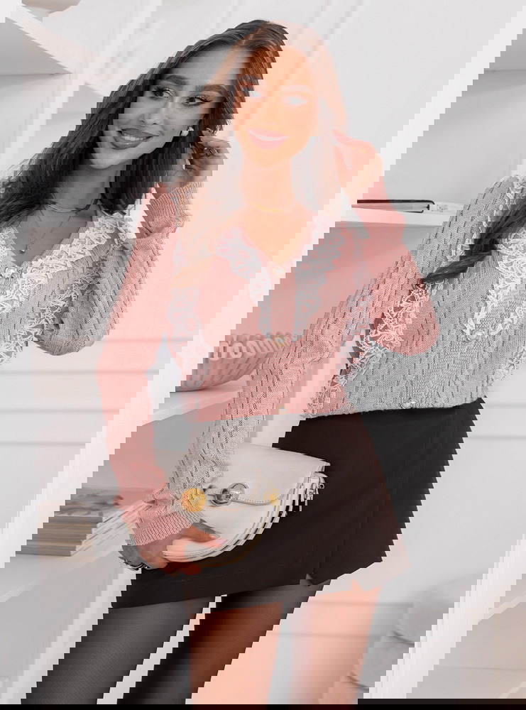 Pudrowy sweter z ozdobną koronką...