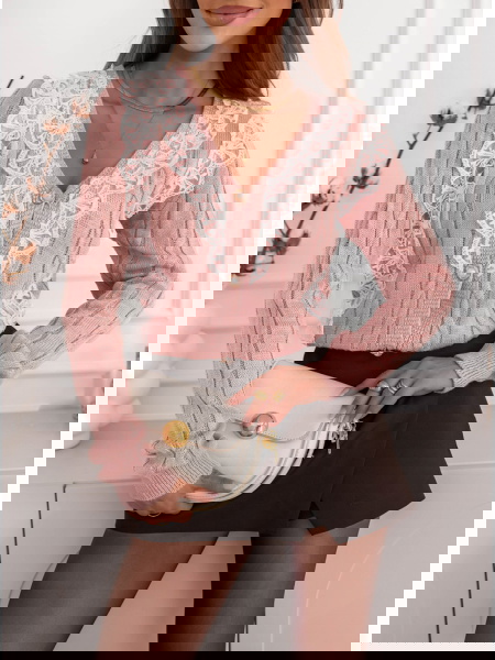 Pudrowy sweter z ozdobną...