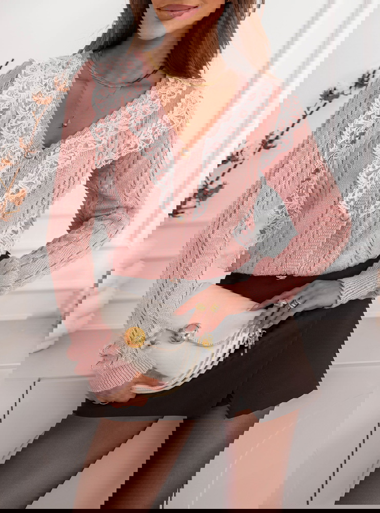 Pudrowy sweter z ozdobną koronką...