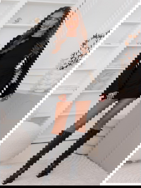 Czarna dopasowana sukienka...