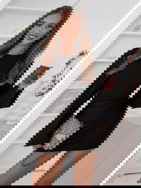 Czarna dopasowana sukienka... 2