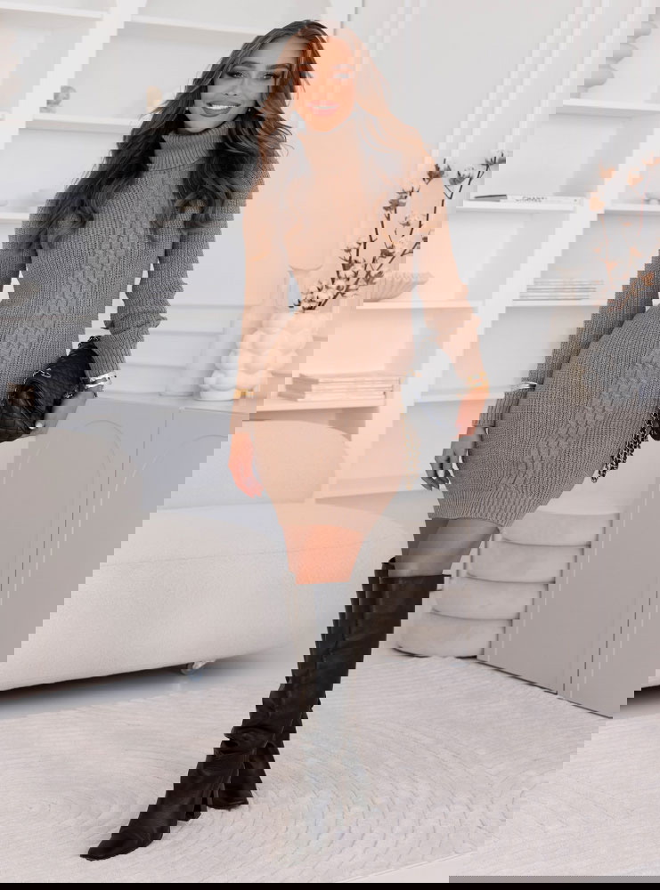 Sweterkowa sukienka z golfem Theralu...