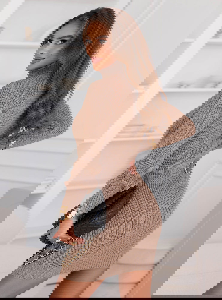 Sweterkowa sukienka z golfem Theralu...