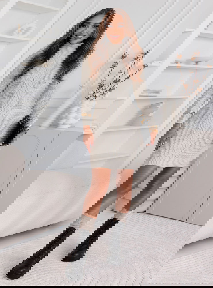 Beżowa sweterkowa sukienka z golfem...