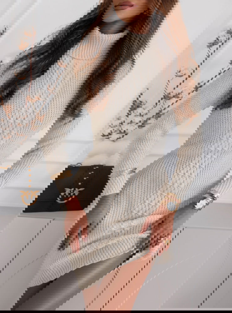 Beżowa sweterkowa sukienka z golfem...