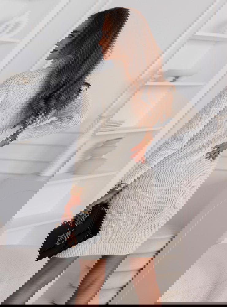 Beżowa sweterkowa sukienka z golfem...