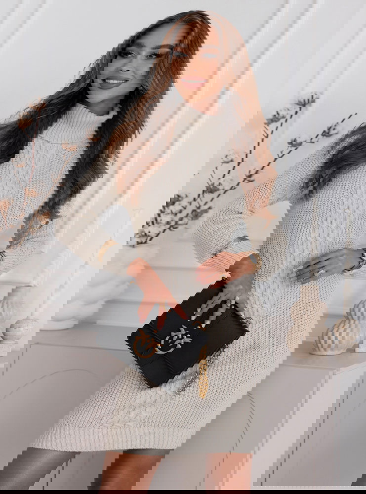 Beżowa sweterkowa sukienka z golfem...