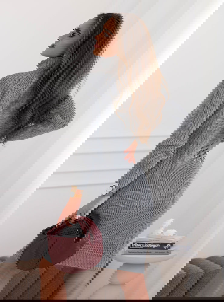 Szara sweterkowa sukienka z golfem...