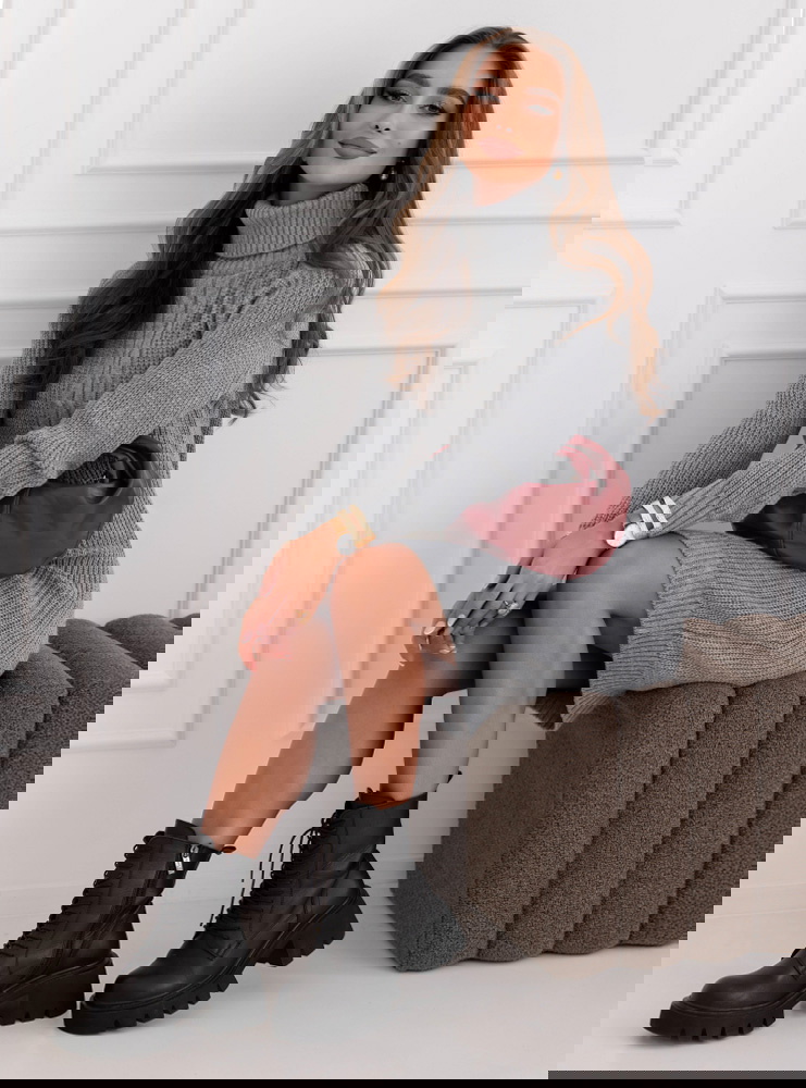 Szara sweterkowa sukienka z golfem...