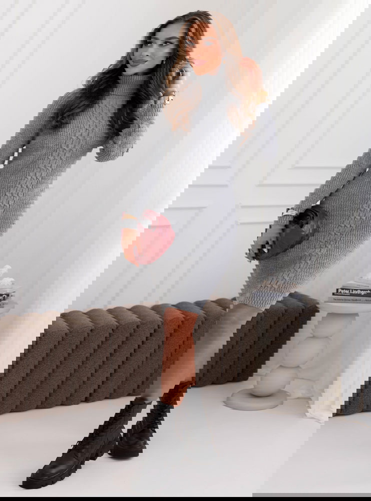 Szara sweterkowa sukienka z golfem...