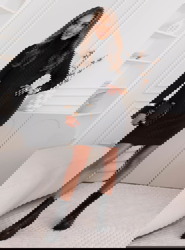 Czarna sweterkowa sukienka z golfem...