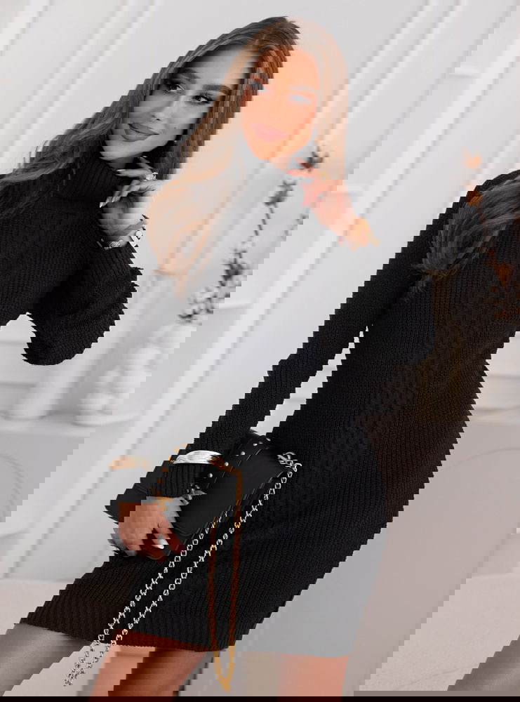 Czarna sweterkowa sukienka z golfem...