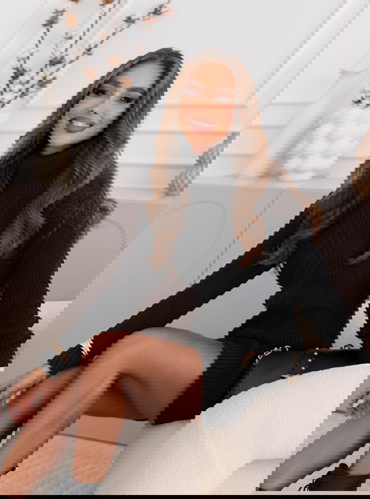 Czarna sweterkowa sukienka z golfem...