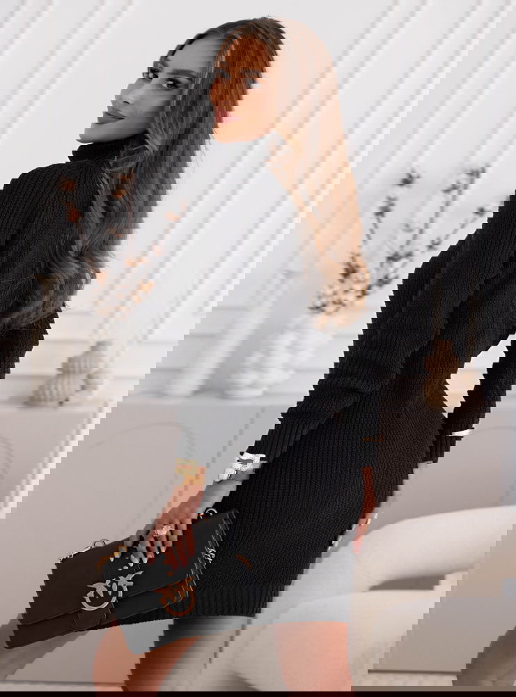 Czarna sweterkowa sukienka z golfem...