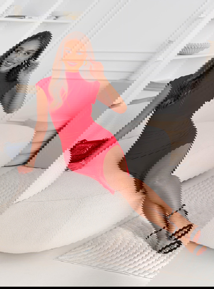 Malinowa dopasowana sukienka z...