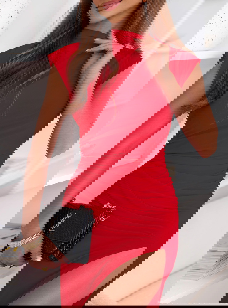 Malinowa dopasowana sukienka z...