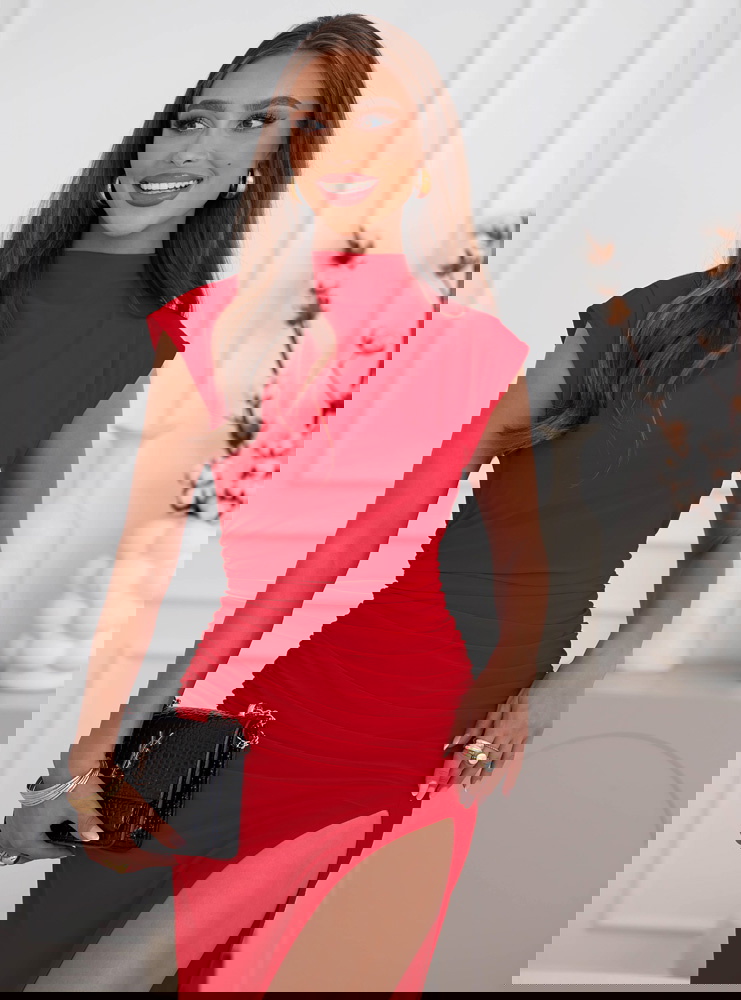 Malinowa dopasowana sukienka z...