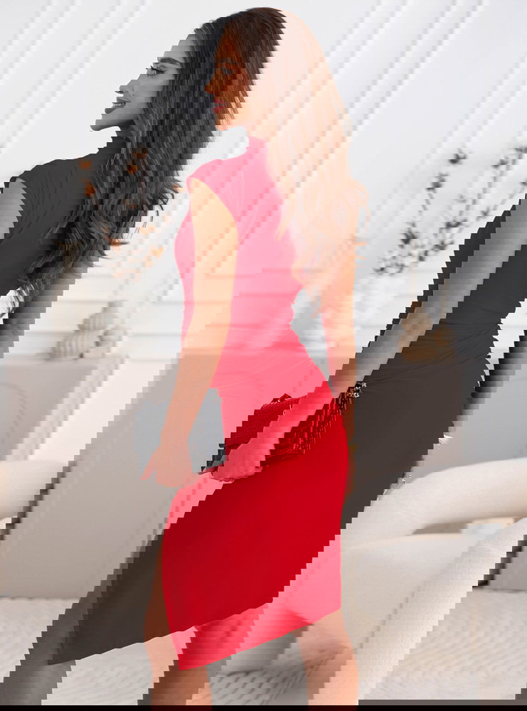 Malinowa dopasowana sukienka z...