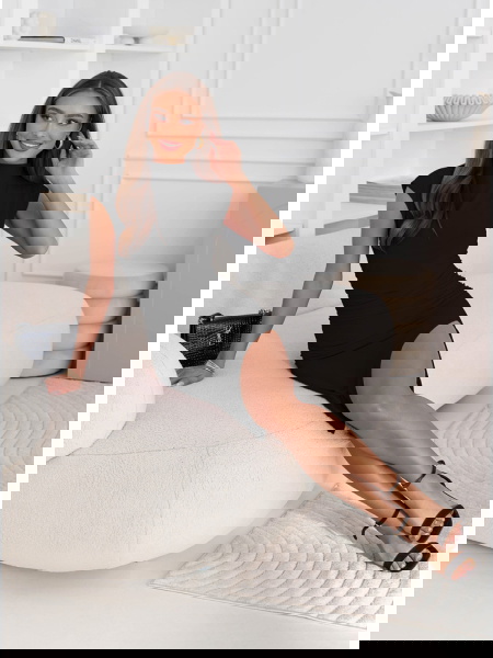 Czarna dopasowana sukienka... 2