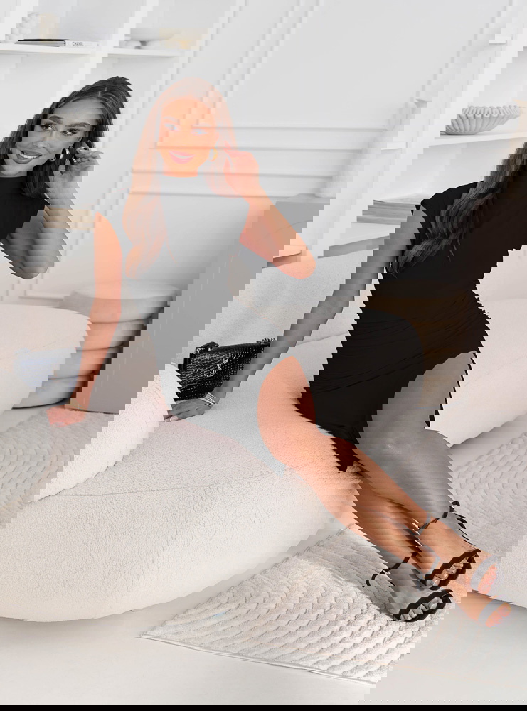 Czarna dopasowana sukienka z...