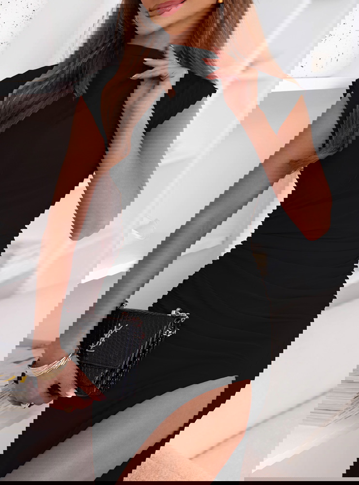 Czarna dopasowana sukienka z...