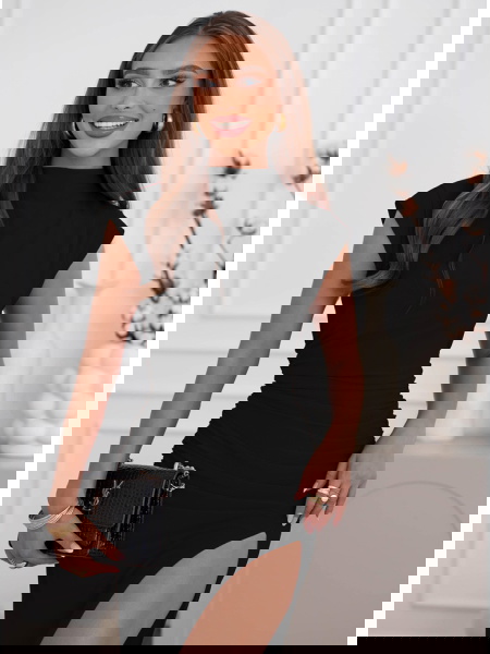 Czarna dopasowana sukienka...