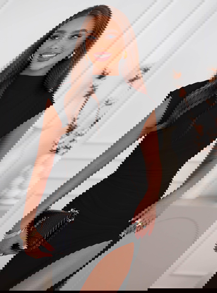 Czarna dopasowana sukienka z...