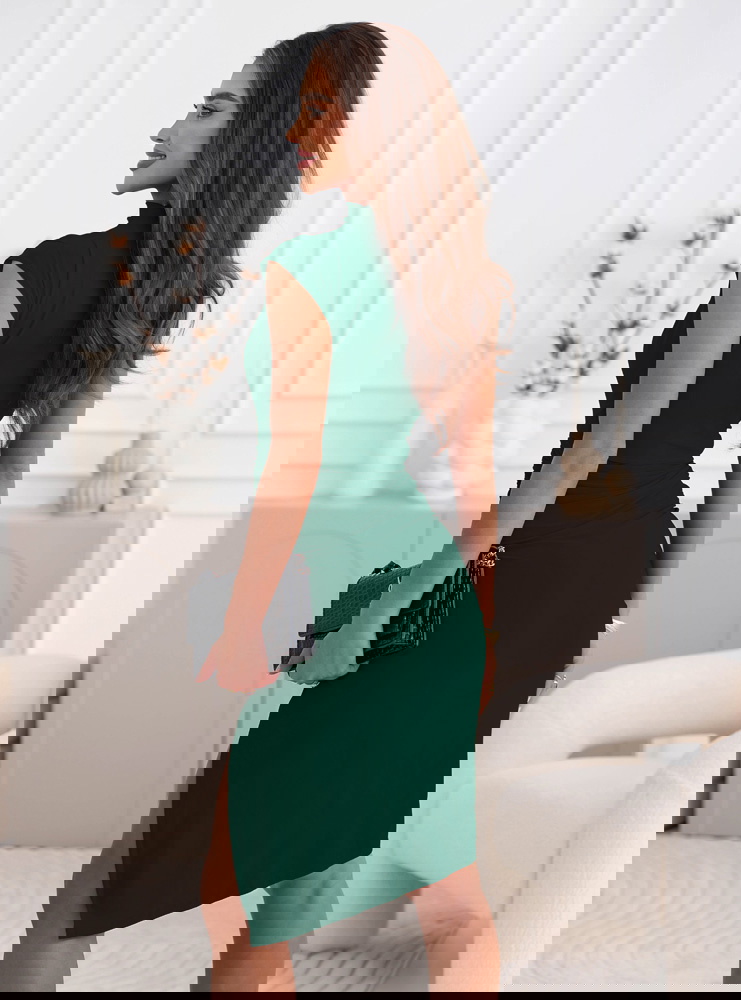 Dopasowana sukienka z marszczeniem w...