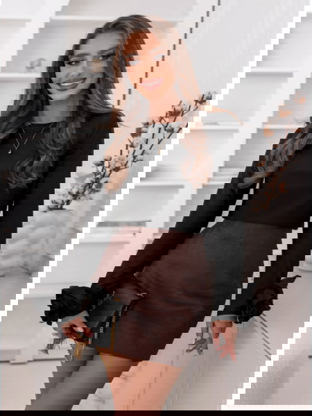 Czarna bluzka z ozdobnymi...