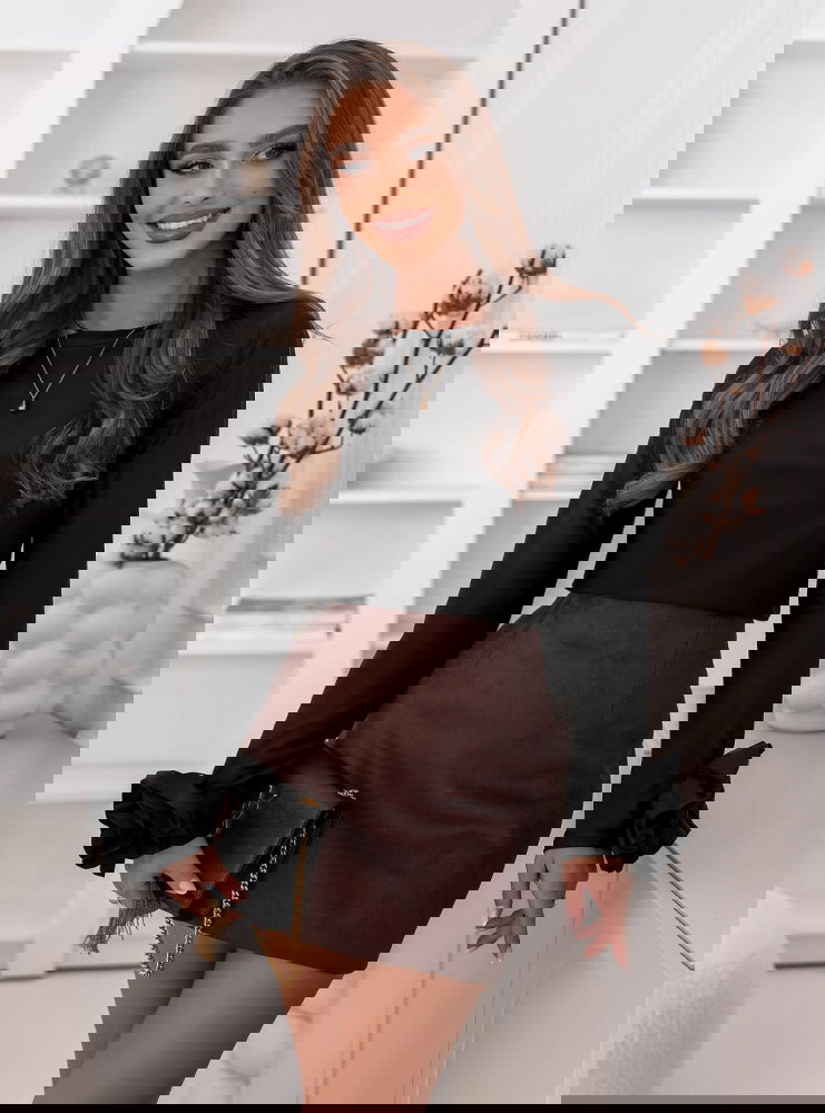 Czarna bluzka z ozdobnymi różami Ilesha