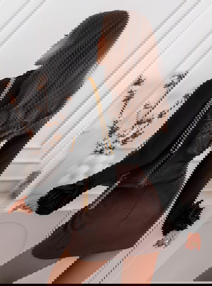 Czarna bluzka z ozdobnymi różami Ilesha