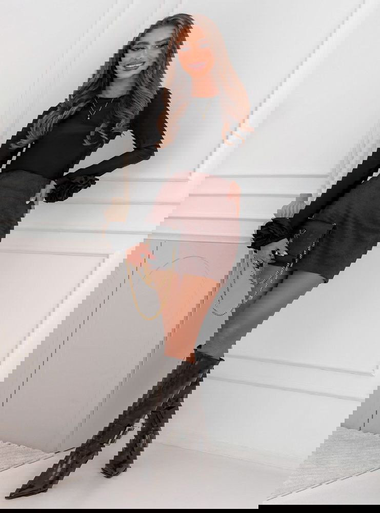 Czarna bluzka z ozdobnymi różami Ilesha